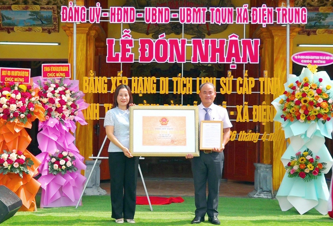 lãnh đạo Sở VH-TT&DL trao Bằng xếp hạng di tích lịch sử cấp tỉnh đình Bàn Lãnh Xã cho đại diện xã Điện Trung