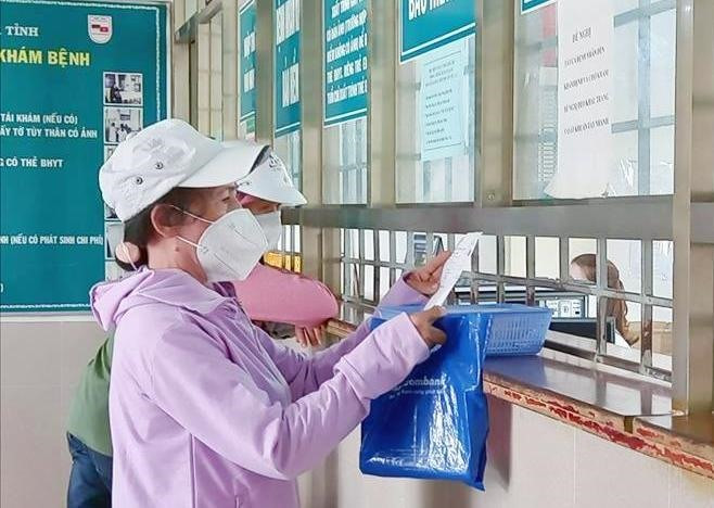 Bệnh nhân chờ nhận thuốc Bảo hiểm Y tế tại Bệnh viện Đa khoa tỉnh Phú Yên. Ảnh minh họa: Xuân Triệu/TTXVN