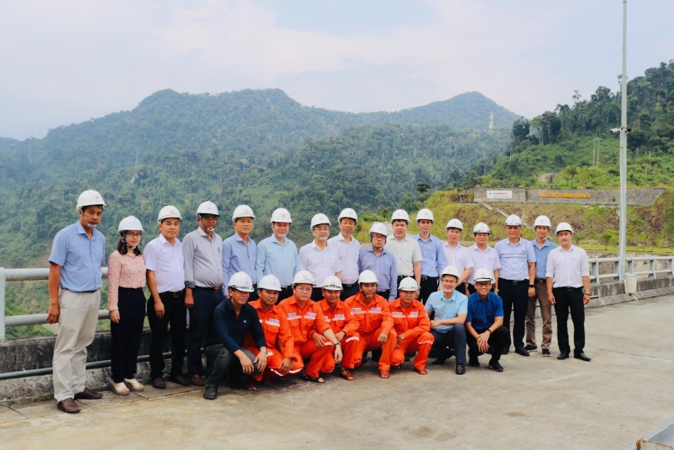Đoàn công tác EVN kiểm tra đập dâng Nhà máy thủy điện Sông Bung 4. Ảnh XL