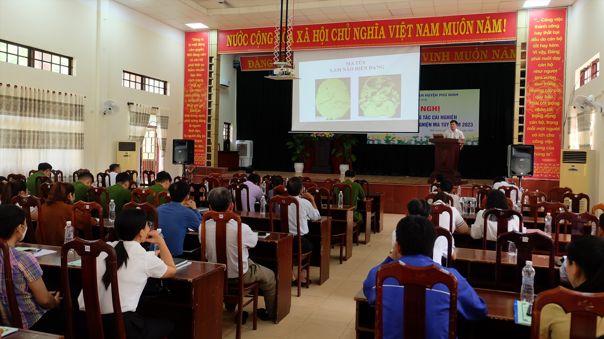 Hơn 100 cán bộ làm công tác cai nghiện và quản lý sau cai nghiện ma túy trên địa bàn huyện Phú Ninh tham gia lớp tập huấn. Ảnh: M.L