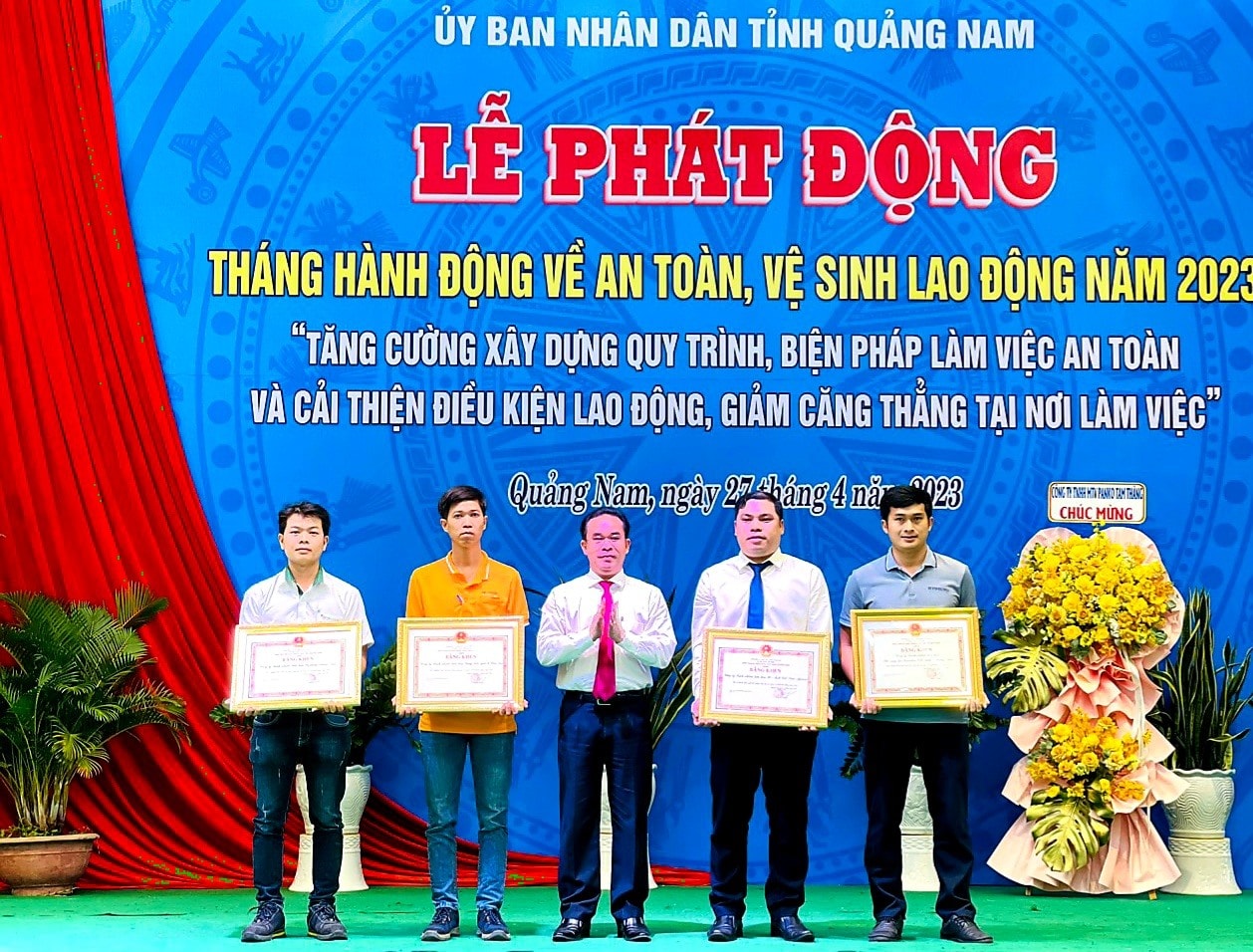 Phó Chủ tịch UBND tỉnh Trần Anh Tuấn trao bằng khen của UBND tỉnh cho đại diện 4 doanh nghiệp có thành tích xuất sắc trong công tác đảm bảo an toàn, vệ sinh lao động thời gian qua.    Ảnh: T.S