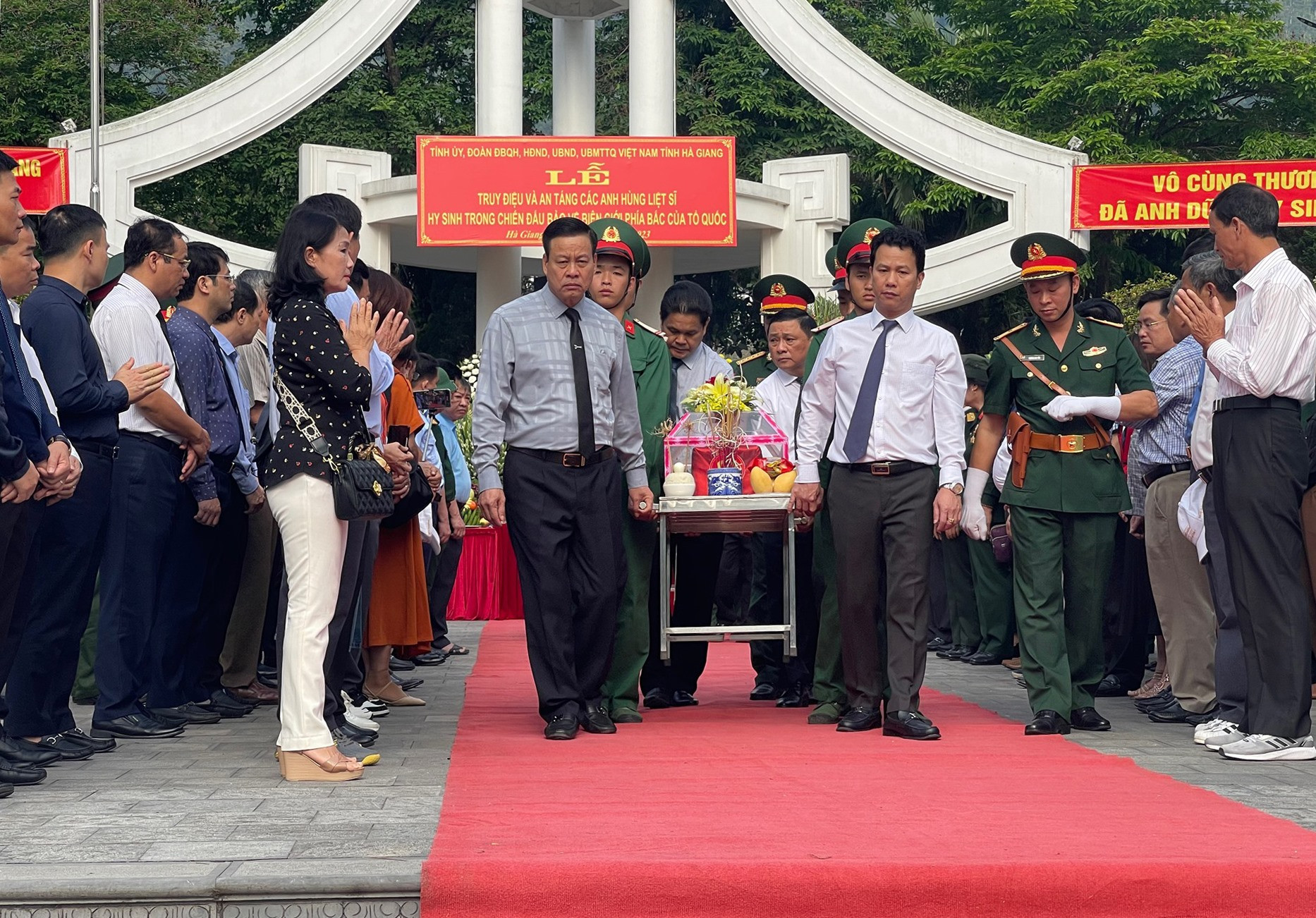 Sau lễ truy điệu, các đoàn đại biểu đã thực hiện nghi thức tiễn đưa các Anh hùng liệt sĩ về nơi an nghỉ trong khuôn viên Nghĩa trang Liệt sĩ Quốc gia Vị Xuyên.