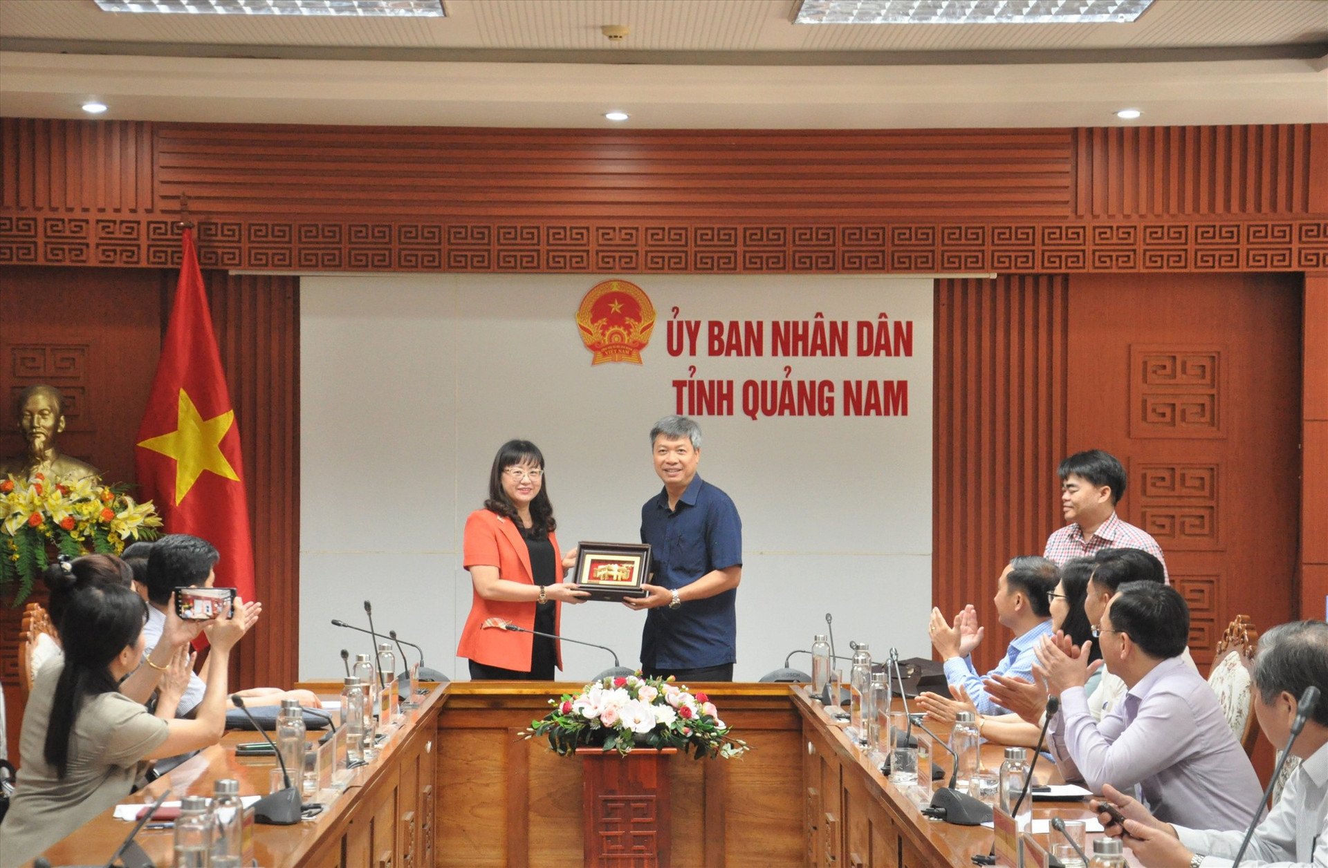 Phó Chủ tịch UBND tỉnh Hồ Quang Bửu tặng quà lưu niệm cho lãnh đạo tỉnh Lào Cai. Ảnh: T.V