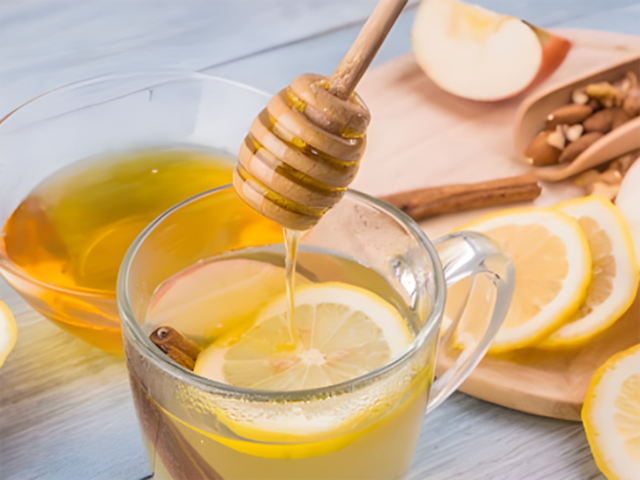 Nhiều người có thói quen uống nước chanh ấm với mật ong bởi nó có thể mang lại nhiều lợi ích cho sức khỏe Ảnh:Shutterstock
