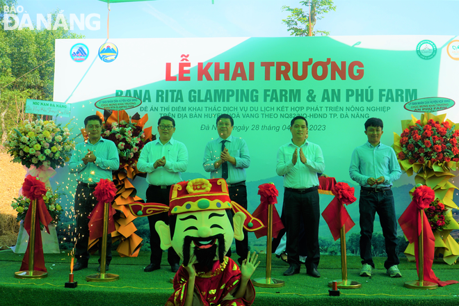 Lễ cắt băng khánh thành 2 mô hình du lịch. Ảnh: M.Q