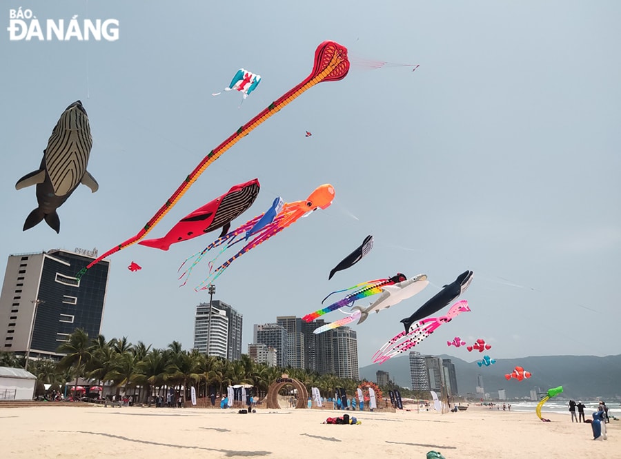 Năm nay số lượng diều rất đa dạng do có sự tham gia của các câu lạc bộ diều đến từ Indonesia và Thái Lan. Trong hình: Diều hình rắn của câu lạc bộ Thái Lan. Ảnh: NHẬT HẠ
