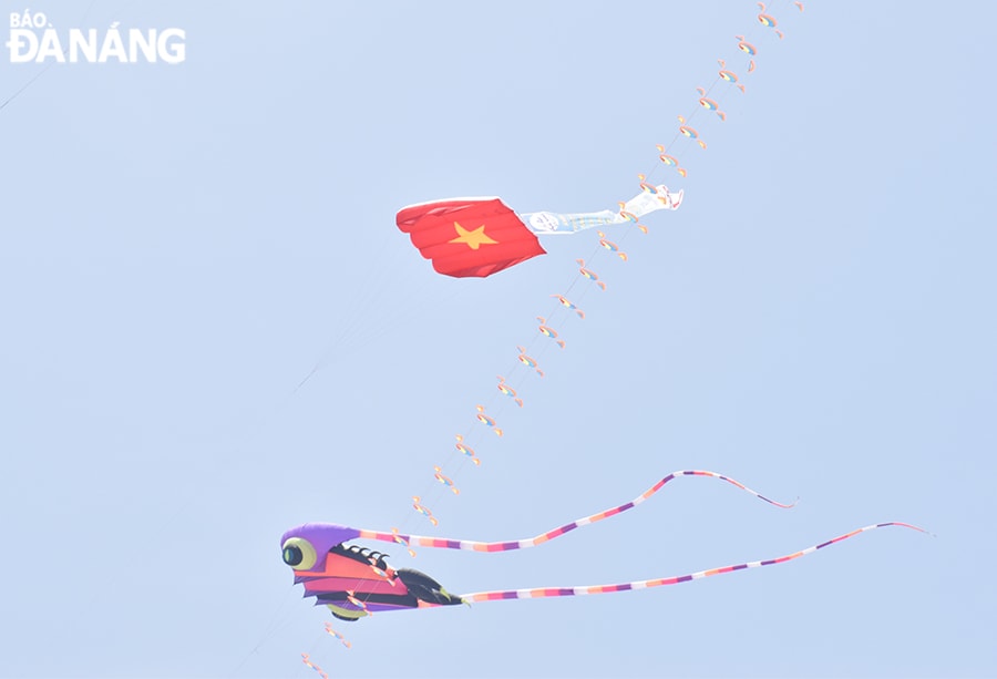 Diều mang hình cờ Tổ quốc của Câu lạc bộ diều Đà Nẵng. Ảnh: NHẬT HẠ.