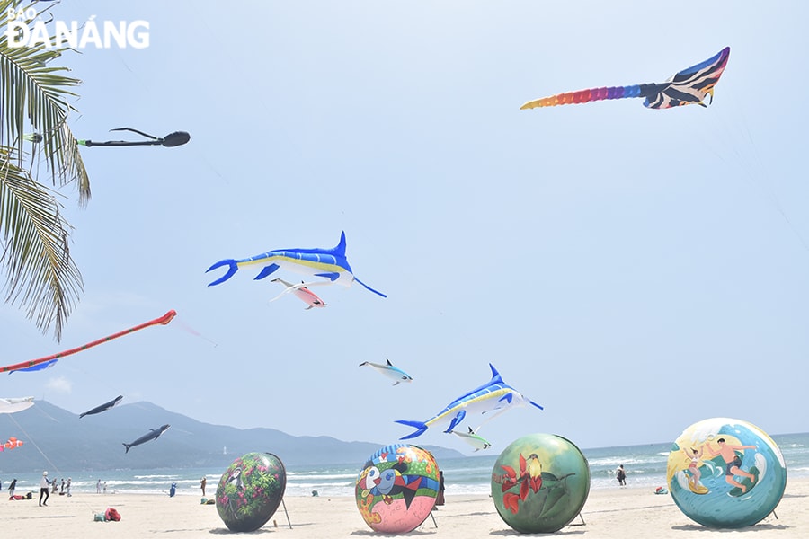 Ngoài diều tại khu vực này còn trưng bày cả mô hình thuyền thúng được vẽ tranh đầy sinh động. Ảnh: NHẬT HẠ