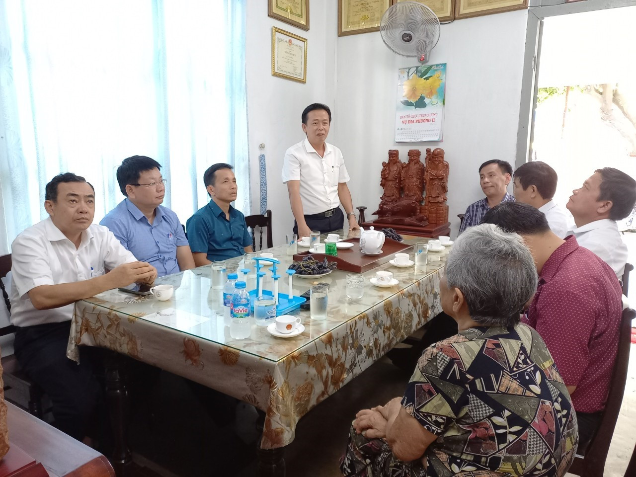 Lãnh đạo huyện Quế Sơn thăm hỏi sức khỏe gia đình đồng chí Vũ Trọng Hoàng. Ảnh: DUY THÁI