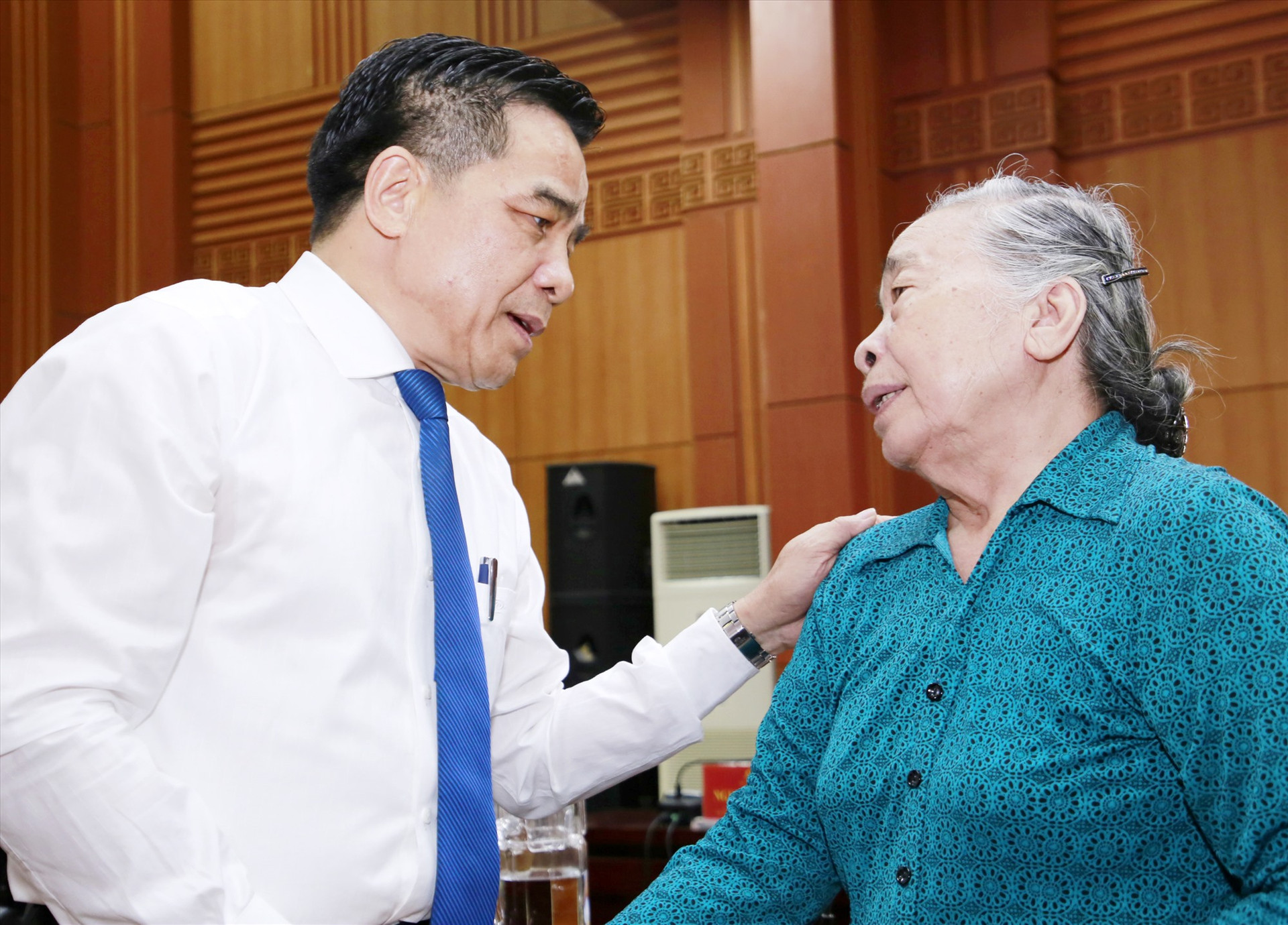 Phó Bí thư Thường trực Tỉnh ủy Lê Văn Dũng thăm hỏi bà Hồ Thị Kim Thanh tại buổi gặp mặt. Ảnh: T.C