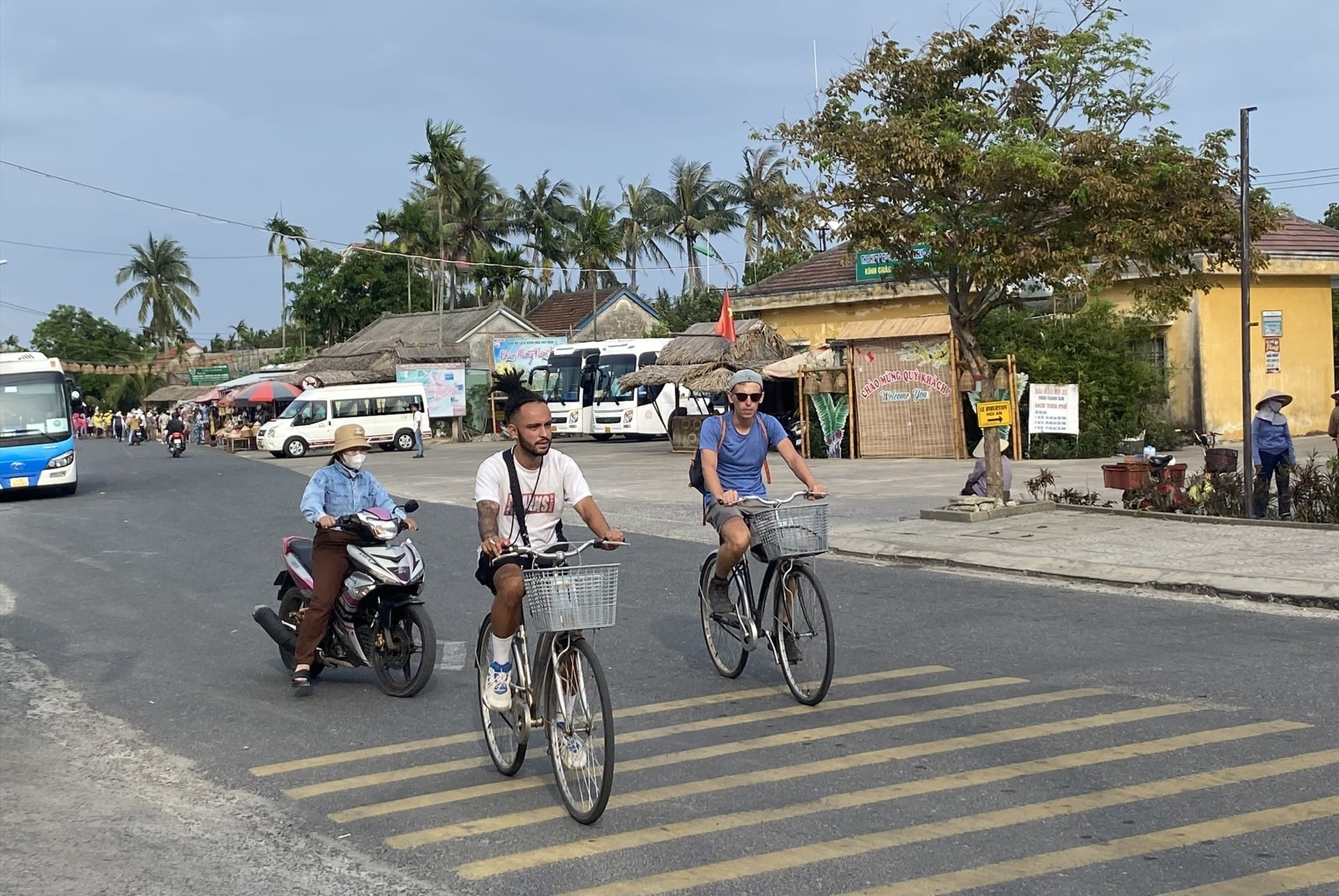 Đảm bảo môi trường du lịch trở thành yêu cầu cấp thiết nhằm giữ gìn hình ảnh điểm đến Hội An. Ảnh: L.Q