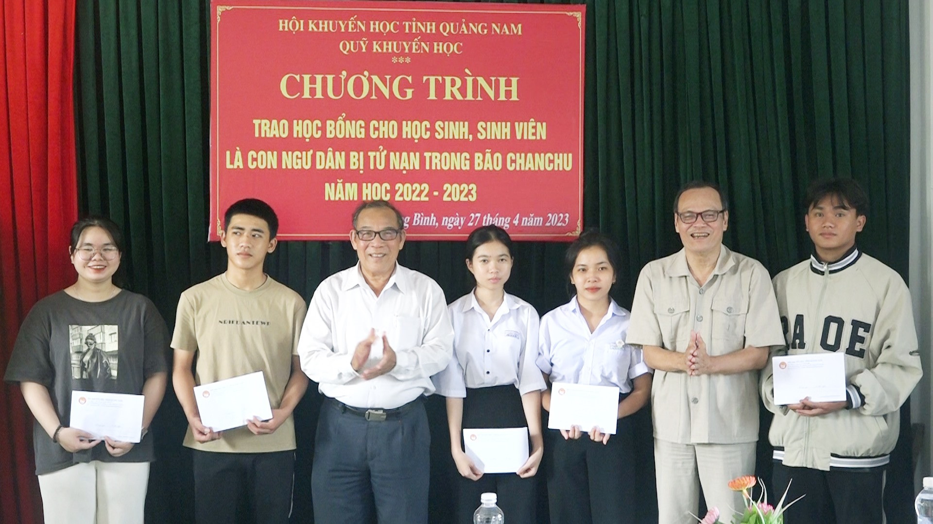 Trao học bổng cho con ngư dân bị nạn trong bão ChanChu tại huyện Thăng Bình.