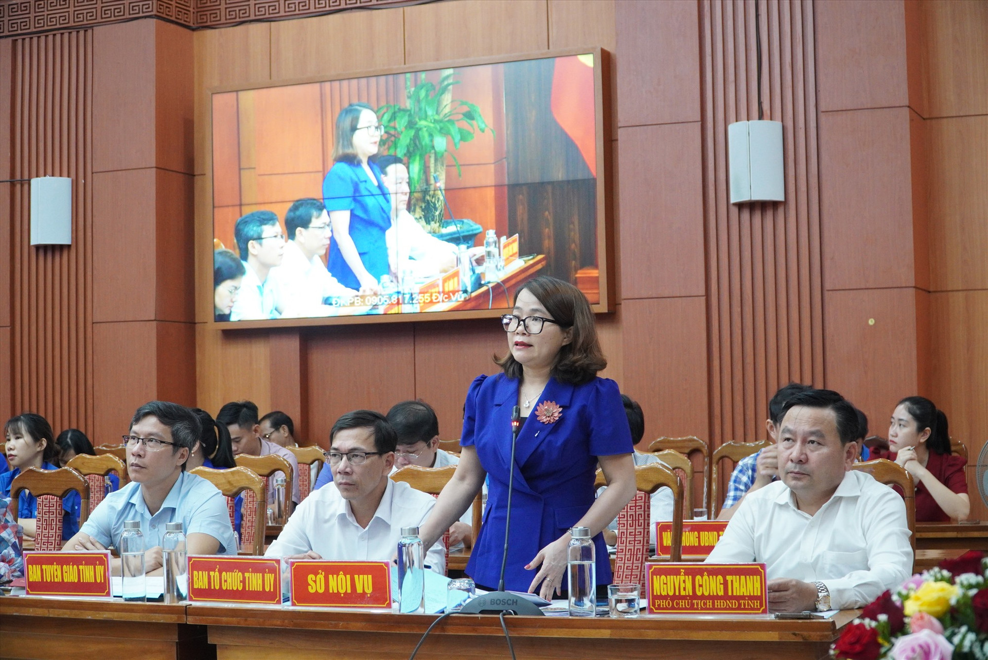 Bà Trần Thị Kim Hoa - Giám đốc Sở Nội vụ giải đáp các ý kiến của thanh niên. Ảnh: H.Q