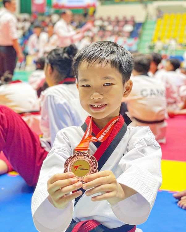 VĐV Hồ Vương Phong 8 tuổi đạt huy chương Đồng nội dung quyền tiêu chuẩn đơn nam cấp tiểu học tại giải vô địch HSSV Toàn quốc năm 2023.
