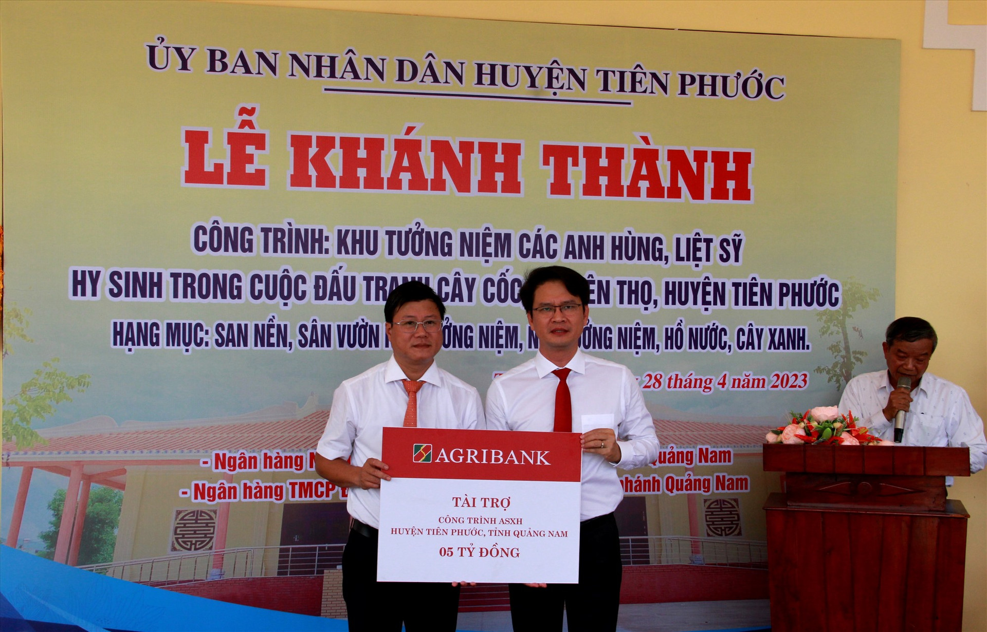 Ông Hà Thạch - Giám đốc Agribank Quảng Nam trao biểu trưng tài trợ 5 tỷ đồng cho ông Dương Đức Lin. Ảnh: Q,VIỆT