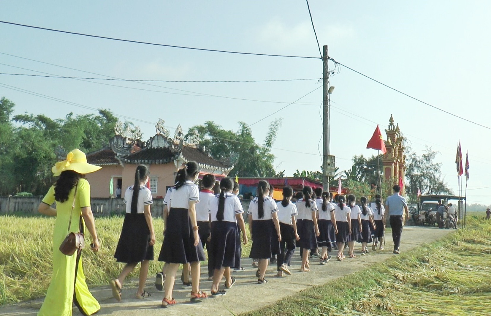 Các em học sinh về dâng hương nhân ngày giỗ Tỗ. Ảnh: Đ.H