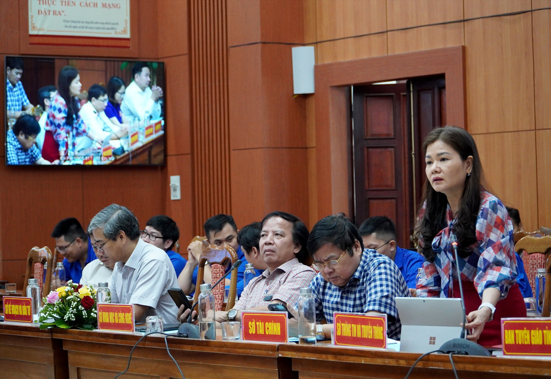 Bà Phạm Thị Ngọc Quyên - Phó Giám đốc Sở TT&TT giải đáp thắc mắc của đoàn viên thanh niên về an toàn môi trường mạng. Ảnh: H.Q