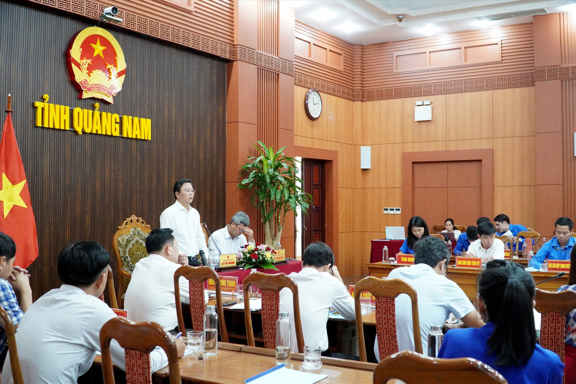 Chủ tịch UBND tỉnh Lê Trí Thanh phát biểu tại buổi đối thoại. Ảnh: H.Q