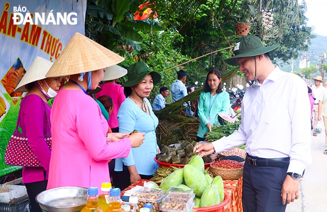 Tại sự kiện, nhiều gian hàng trưng bày các sản vật, đặc sản của người dân, núi rừng Hòa Bắc và huyện Hòa Vang nói chung. 