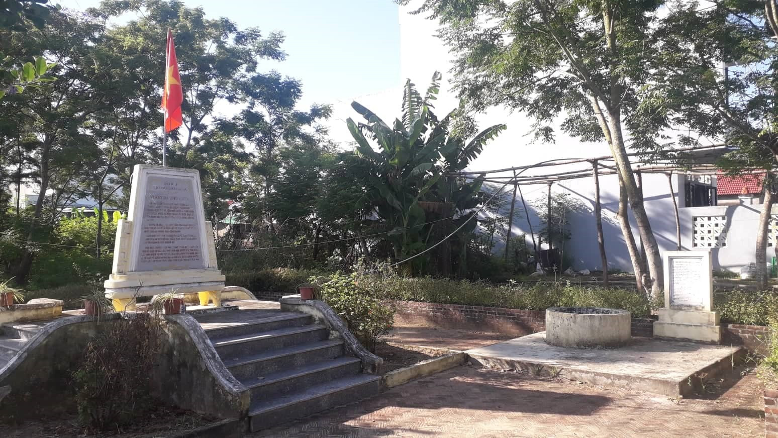 Giếng Bà Thủ Khoá nằm trong khu vườn di tích lịch sử hiện nay tại bến Ông Sứa, thôn Trung Châu, xã Cẩm Kim, TP Hội An.