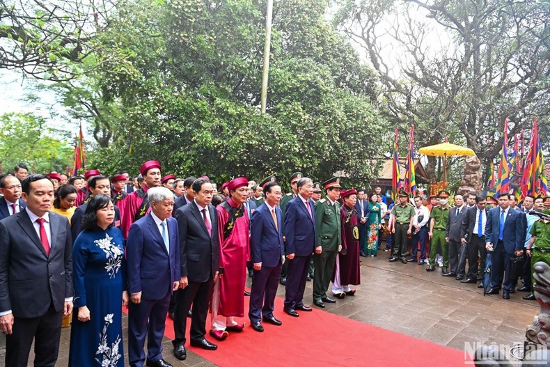 Chủ tịch nước Võ Văn Thưởng và các đồng chí lãnh đạo Đảng, Nhà nước và tỉnh Phú Thọ thành kính tưởng niệm các Vua Hùng tại đền Thượng. (Ảnh: DUY LINH)