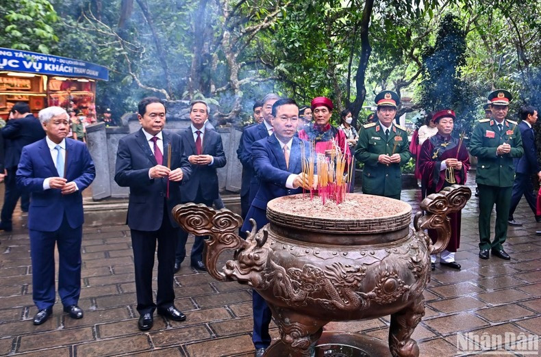 Chủ tịch nước Võ Văn Thưởng và các đại biểu dâng hương tưởng niệm các Vua Hùng tại đền Giếng. (Ảnh: DUY LINH)
