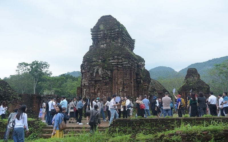 Du khách đến với Di sản văn hóa Mỹ Sơn sẽ có cơ hội trải nghiệm hoạt động du lịch thú vị, hấp dẫn. Ảnh: N.Q