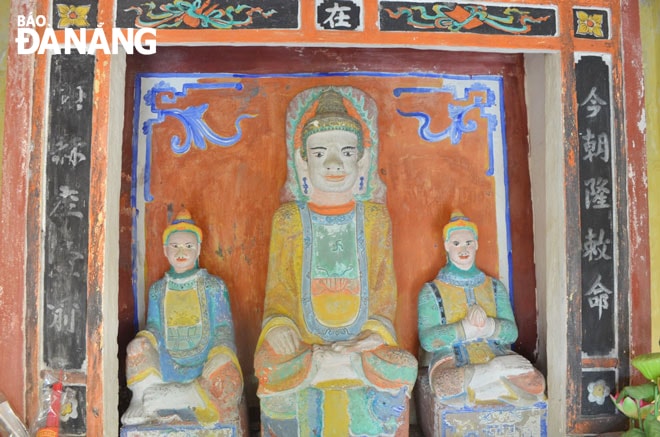 Tượng thờ tại Miếu Bà Quá Giáng, phần đầu và bệ ngồi là tượng Chăm xưa được phủ sơn mới. Ảnh: V.V.T