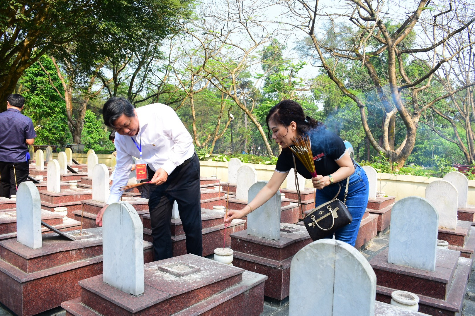 Viếng hương Nghĩa trang liệt sĩ quốc gia Trường Sơn. Ảnh: XUÂN HIẾU