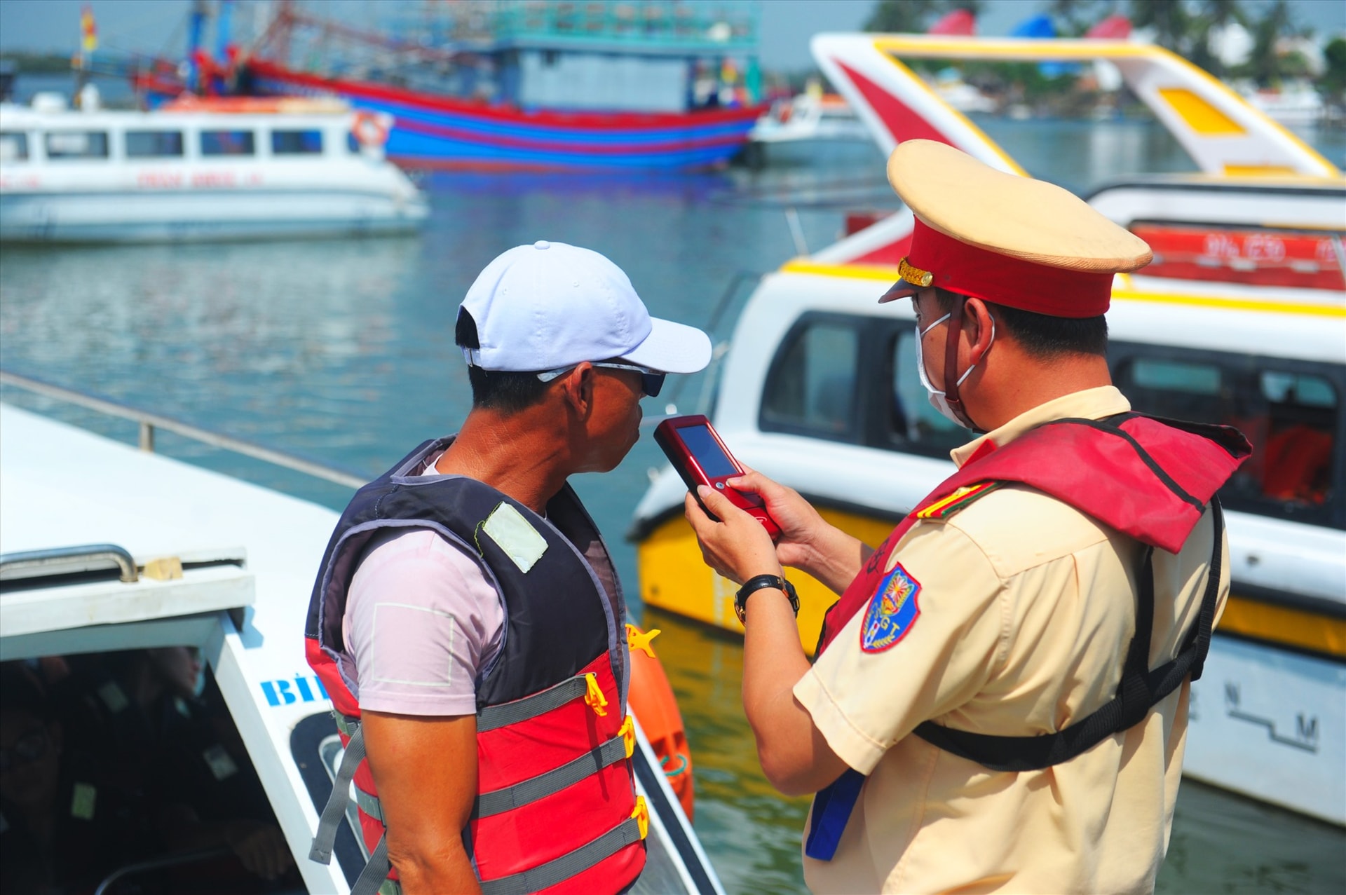 CSGT đường thủy kiểm tra nồng độ cồn từng thuyền trưởng trước khi xuất bến. Ảnh: Minh Quân