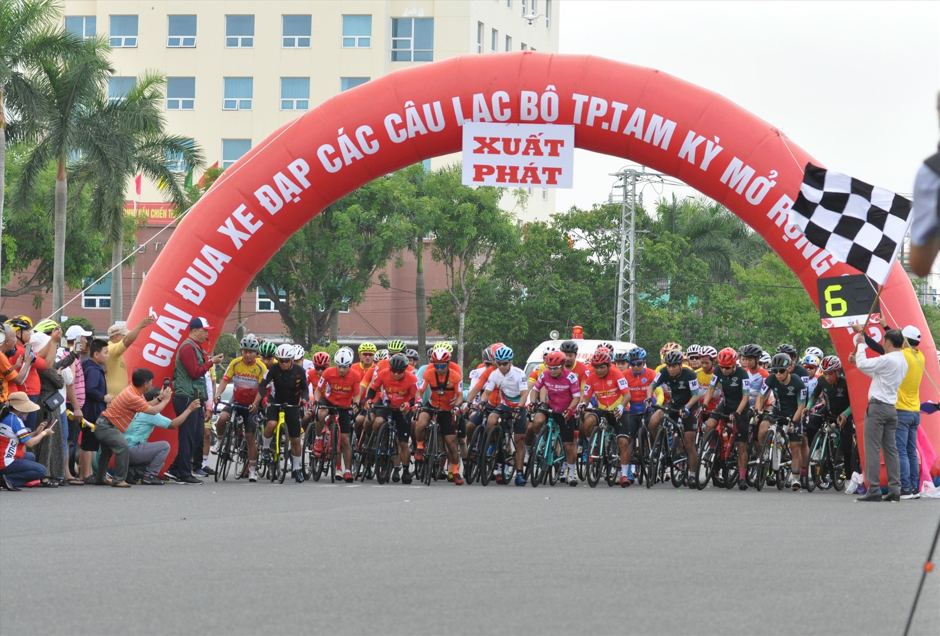 Gần 200 tay đua phong trào đến từ Quảng Nam, Đà Nẵng, Quảng Ngãi, TP.Hồ Chí Minh, Lâm Đồng tham gia giải Đua xe đạp Tam Kỳ mở rộng 2023. Ảnh: A.S