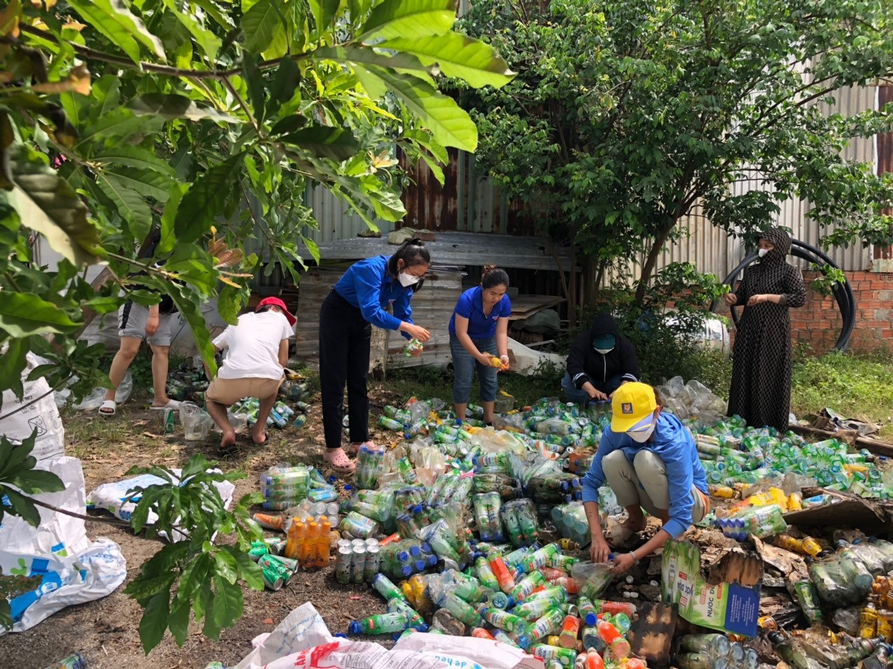 Lực lượng đoàn viên thanh niên xã Tam Xuân 1 hỗ trợ gia đình dọn dẹp hiện trường vụ cháy. Ảnh: HẠO NHIÊM