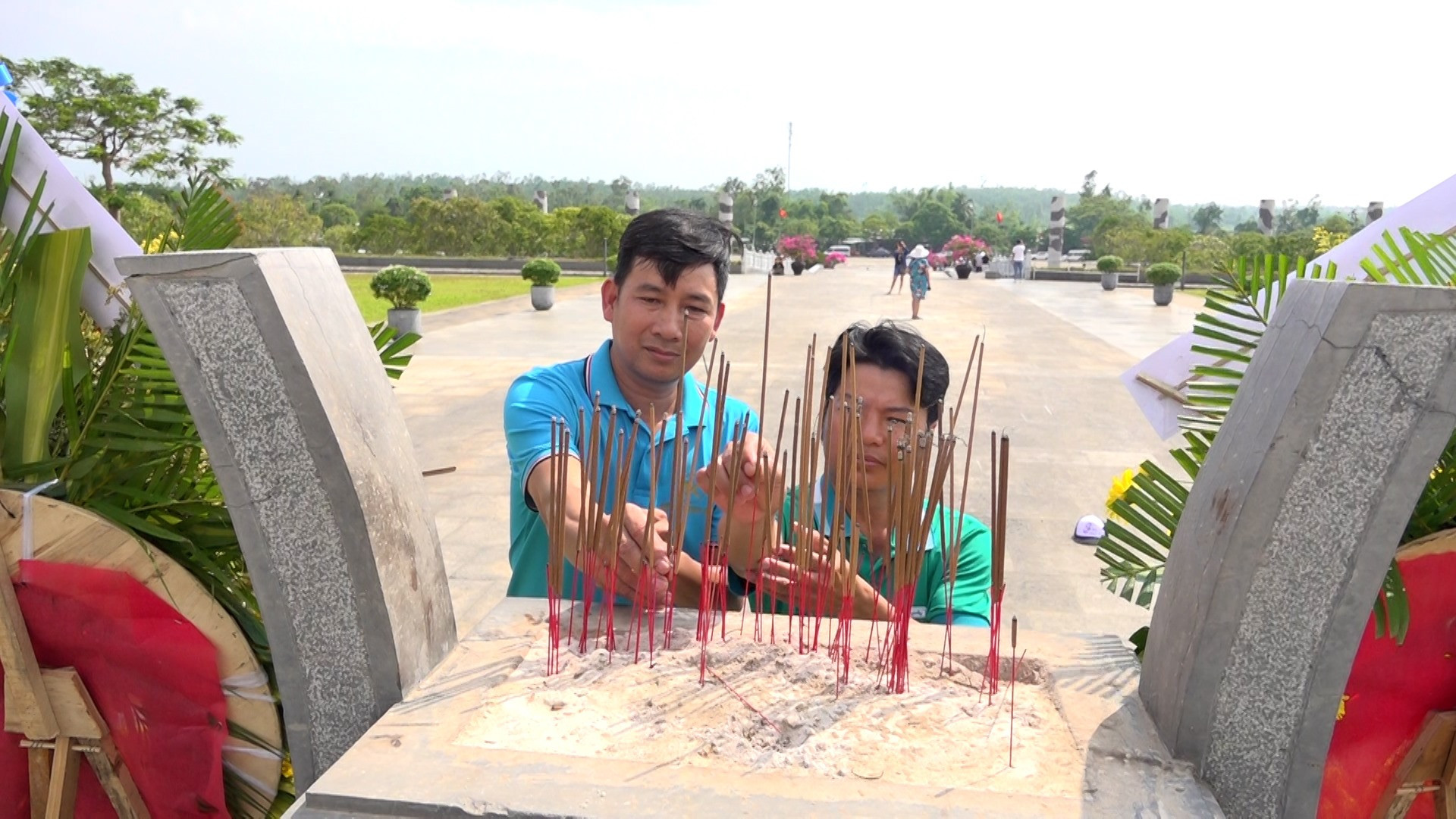 Các thầy cô giáo Trường THCS Tịnh Hiệp (Tịnh Sơn, Quảng Ngãi) viếng hương tại Tượng đài Mẹ Việt Nam anh hùng. Ảnh: H.Đ