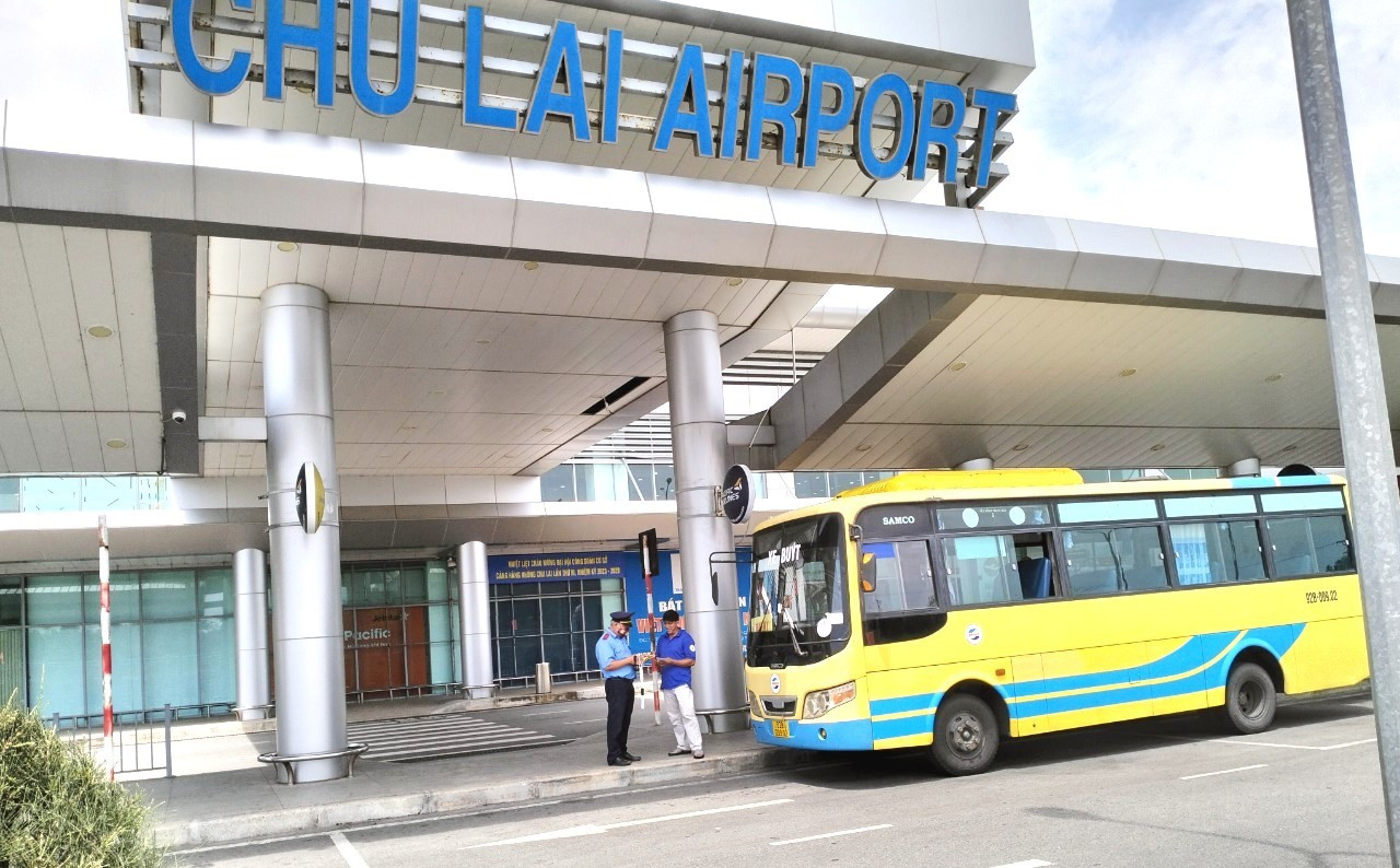 Kiểm tra điều kiện hoạt động của phương tiện vận chuyển hành khách tại sân bay Chu Lai. Ảnh; TCT