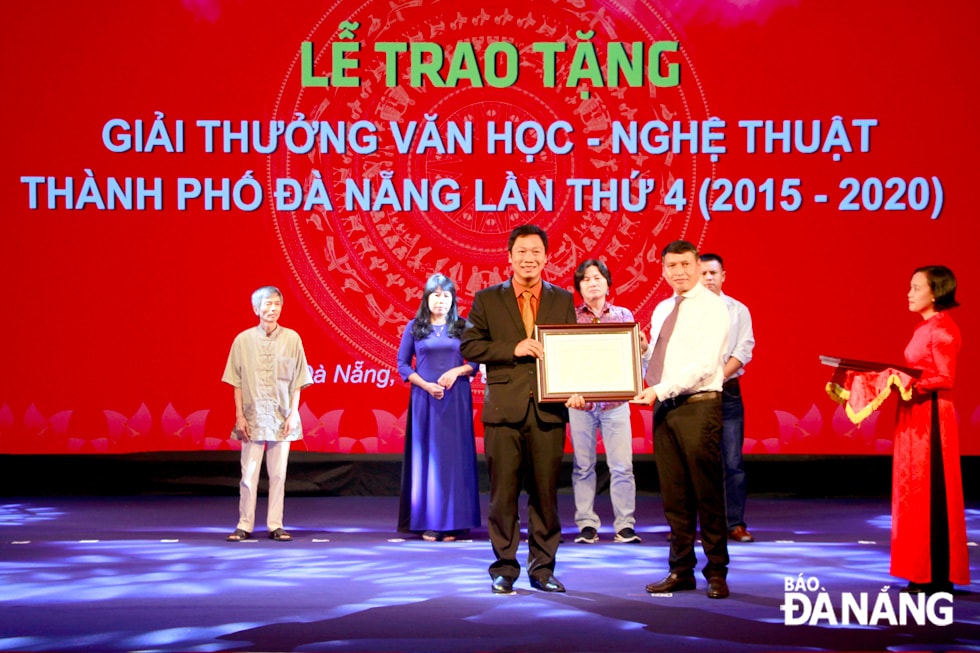 Thành phố luôn quan tâm, tạo kiều kiện, môi trường sáng tác và kịp thời khen thưởng những tác giả, tác phẩm văn học, nghệ thuật có giá trị. TRONG ẢNH: