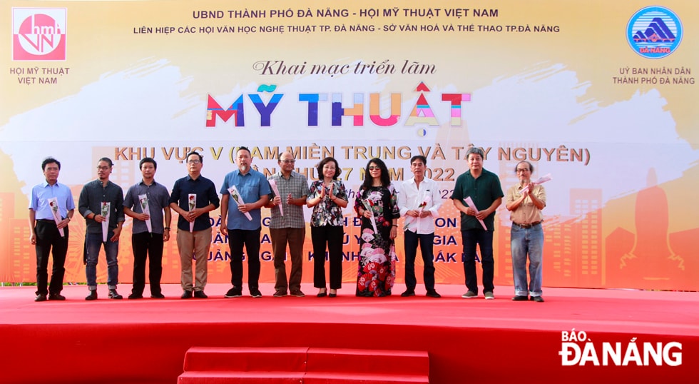 Việc tăng cường kêu gọi các sự kiện mang tầm cỡ khu vực, quốc gia và quốc tế đăng cai tổ chức tại Đà Nẵng sẽ góp phần phát triển văn học, nghệ thuật thành phố lên một tầm cao mới. Trong ảnh: Phó Chủ tịch UBND thành phố Ngô Thị Kim Yến (thứ 5, bên phải sang) tặng hoa cho các tác giả có tác phẩm tham dự triển lãm mỹ thuật khu vực V lần thứ 27 năm 2022. Ảnh: X.D