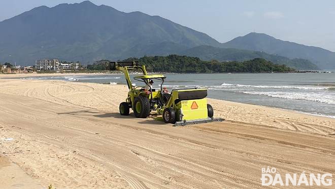 Phương tiện cào và sàng rác cũng được huy động để vệ sinh bãi biển Nam Ô.