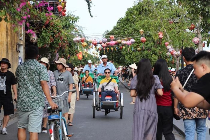 Hoi An ancient town was crowded with visitors in the public holidays of April 30 and May 1.