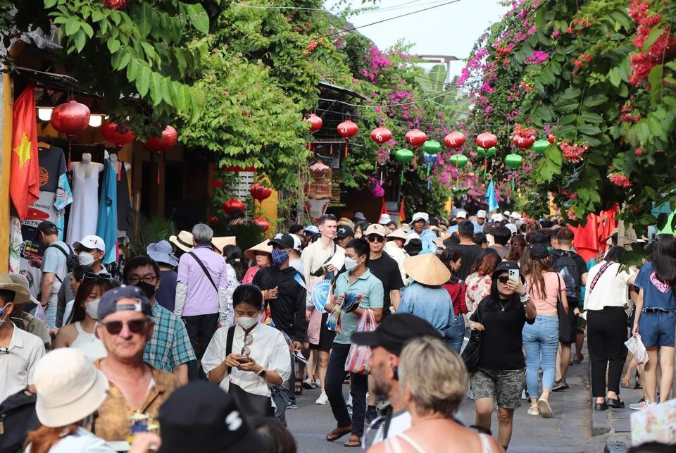 The street was crowded with visitors.