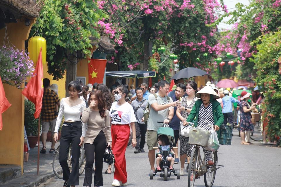 The local weather cooled down on this occasion; so, it was convenient for visitors to take a sightseeing tour around the ancient quarter and all Hoi An city.
