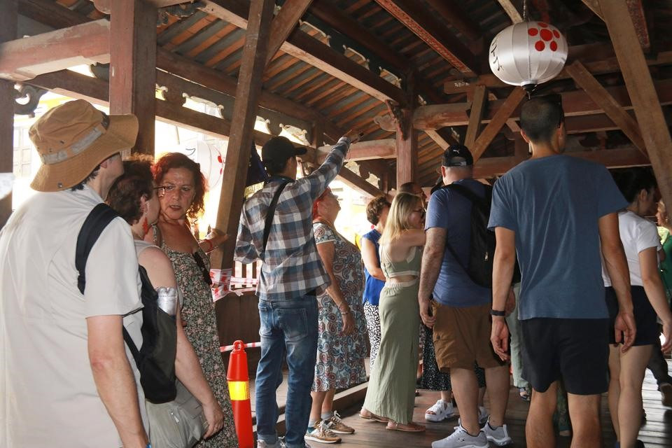The Japanese Covered Bridge (Chua Cau in Vietnamese) was always attractive to visitors during the holidays.