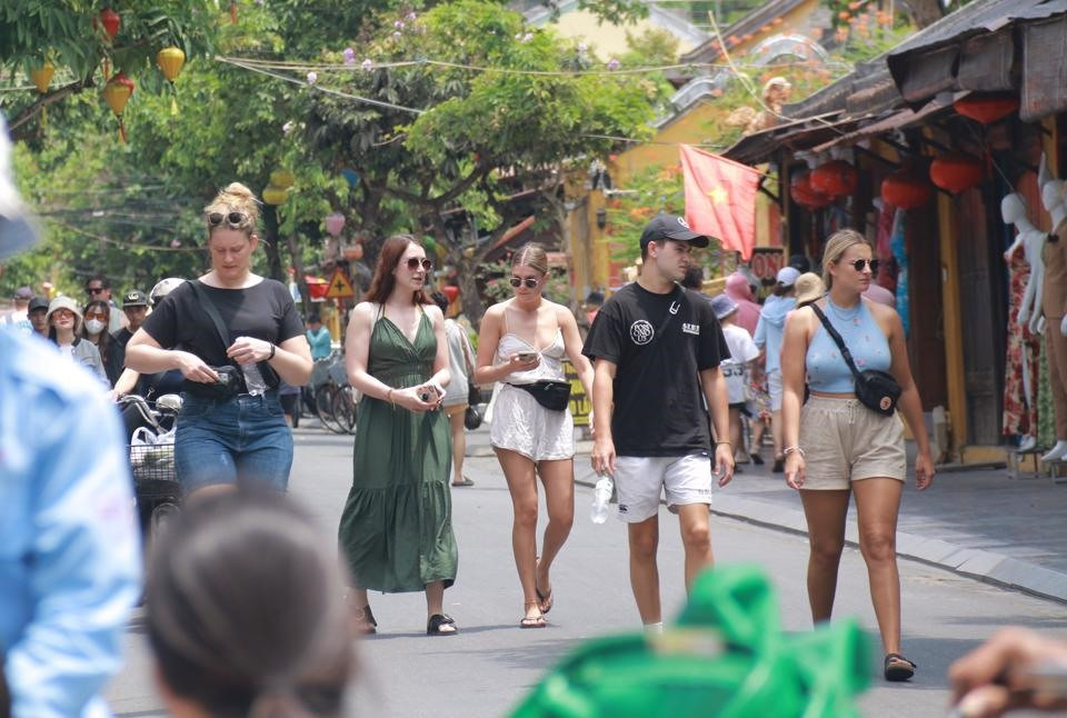 The streets in Hoi An were also crowded with foreign visitors on this occasion.