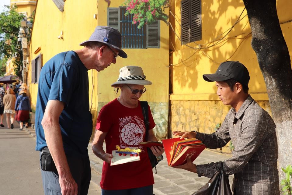 There were about 290,000 foreign visitors and tourists on this occasion, increasing 16.6 times over the same period of 2022. The number of local arrivals was estimated at 535,000, up 1.1 times over the same period of 2022.