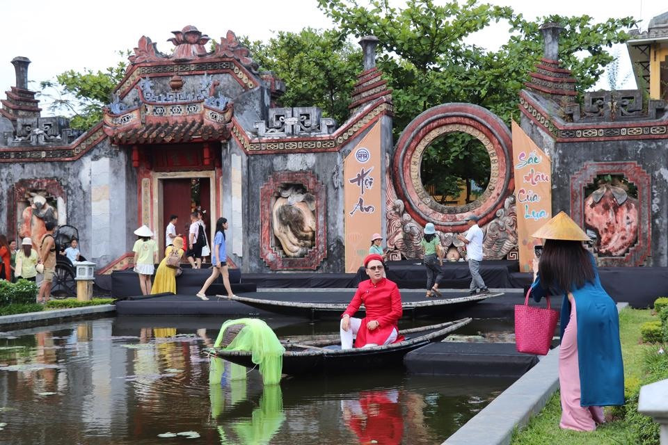 According to Director of Quang Nam Department of Tourism Nguyen Thanh Hong, the total number of visitors and tourists to Hoi An in April 2023 was about 825,000, an increase of 1.7 times over the same period of 2022.
