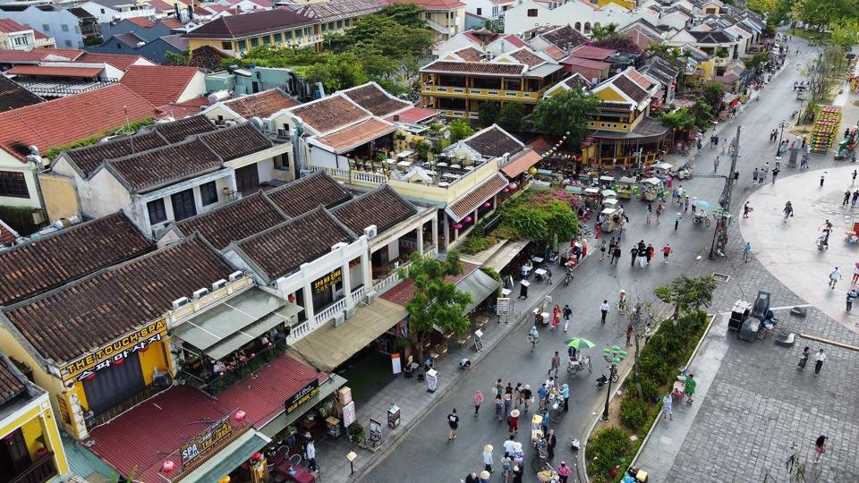 On this occasion, the number of visitors and tourists to Hoi An was dramatically increasing. The hotels and resorts were full. The bookings for the Hoi An Memories show and Hoi An Impression park reached a new record.