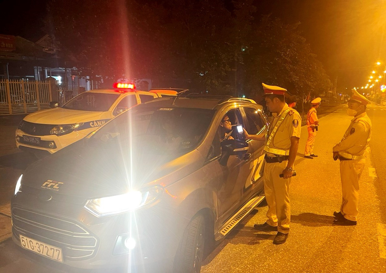 Đội Cảnh sát giao thông số 2 (Phòng Cảnh sát giao thông đường bộ - đường sắt Công an tỉnh) kiểm soát nồng độ cồn trên đường Hồ Chí Minh dịp nghỉ lễ. Ảnh: T.K