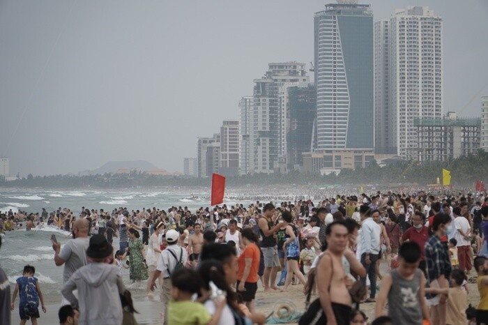 Biển Mỹ Khê Đà Nẵng đông nghịt khách vào mùa du lịch biển năm 2023. Ảnh NTB