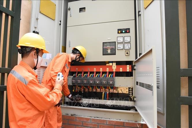 Các công nhân EVNHANOI kiểm tra mối nối cấp điện trên địa bàn Hà Nội. Ảnh minh họa: TTXVN phát