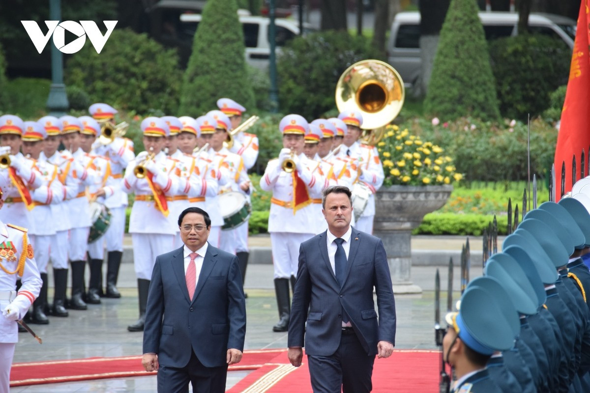 Thủ tướng Phạm Minh Chính mời Thủ tướng Xavier Bettel duyệt Đội Danh dự Quân đội nhân dân Việt Nam