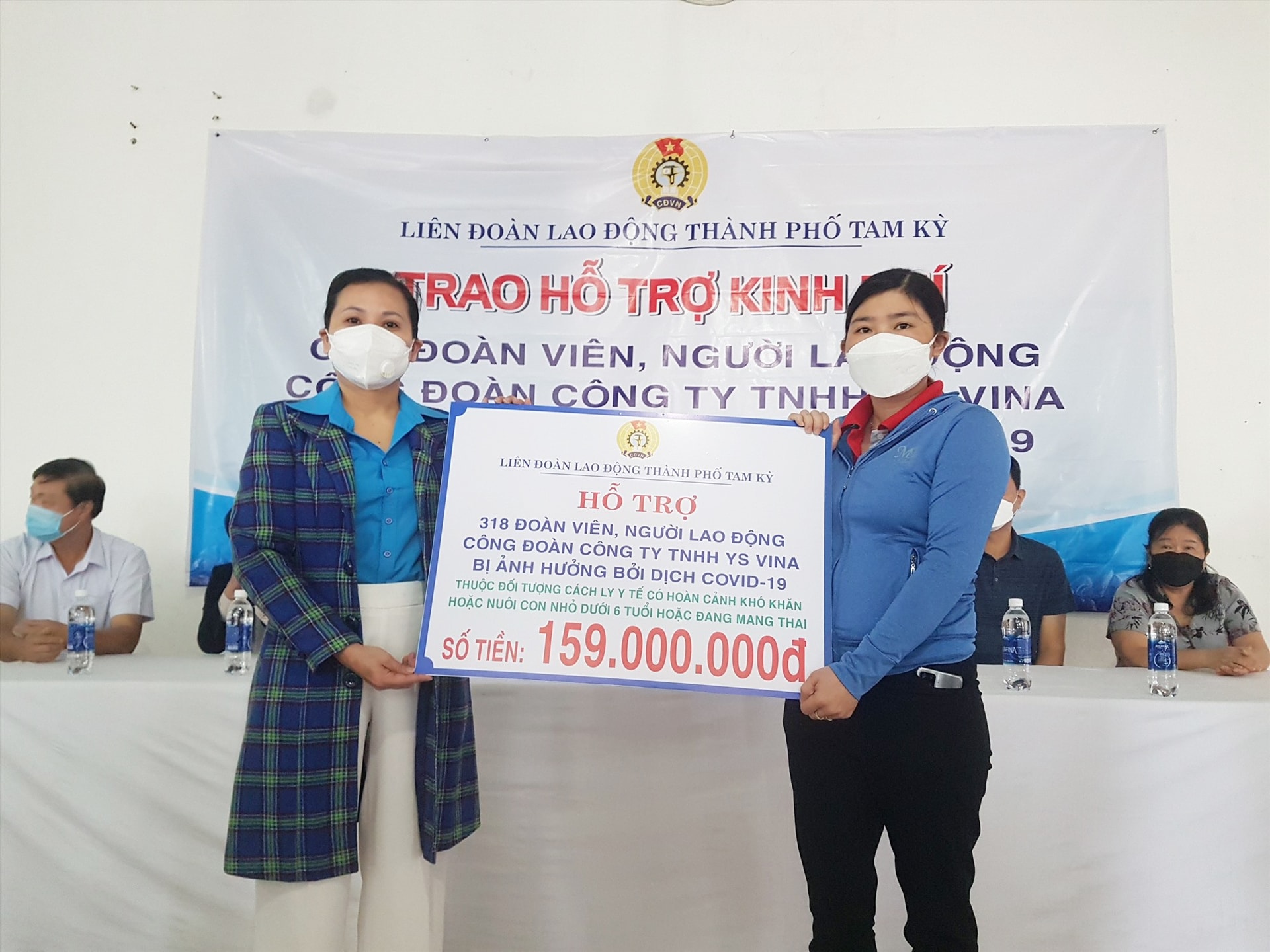 Nhiều hoạt động thăm hỏi, tặng quà đoàn viên bị ảnh hưởng việc làm do dịch bệnh đã được Công đoàn Tam Kỳ quan tâm. Ảnh: D.L